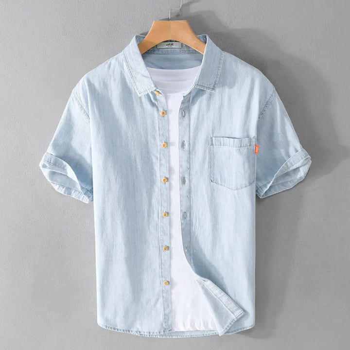 Mörkblå kortärmad herrskjorta i denimstil, perfekt för avslappnad sommarlook.