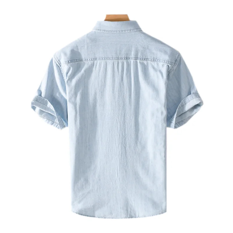 Casual herrskjorta i denim, andningsbar och bekväm, idealisk för heta dagar.