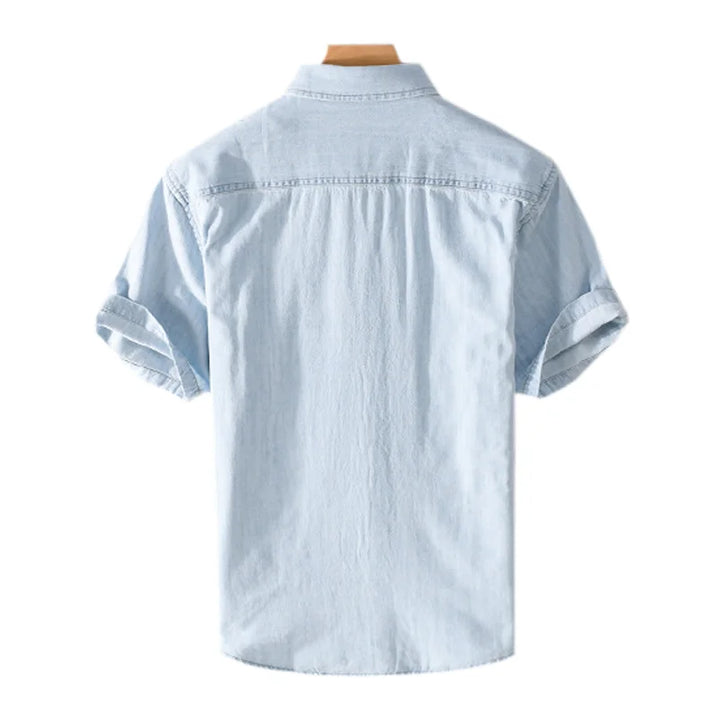 Casual herrskjorta i denim, andningsbar och bekväm, idealisk för heta dagar.