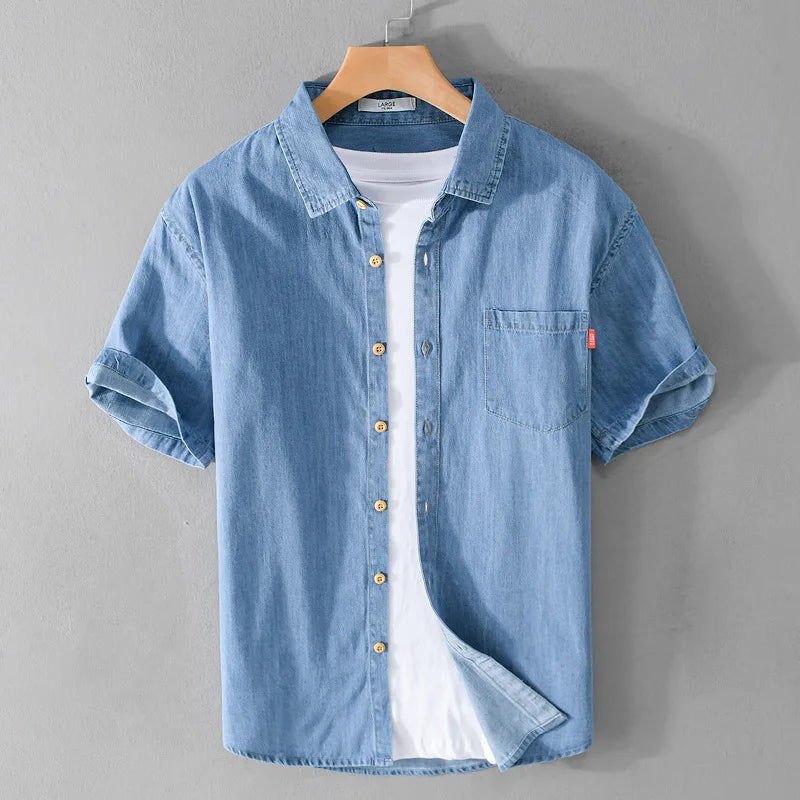 Kortärmad herrskjorta i mörkblå denimtyg, kombinerande stil och komfort.