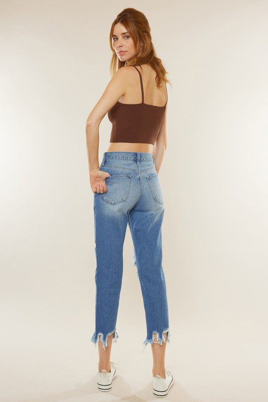 Närbild mörkblå mamma jeans i denimtyg, hög midja och klassisk passform för kvinnor.