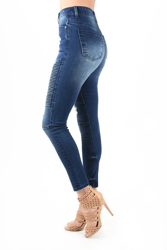 Närbild av moto-detaljer på mörkblå skinnyjeans med hög midja för dam.