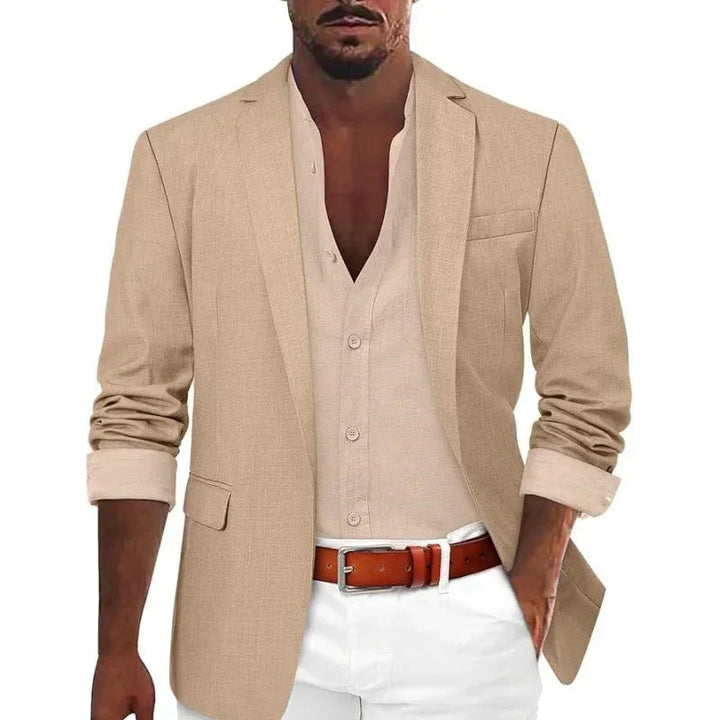 Avslappnad stil med beige herrblazer. Skräddarsydd kavaj för en chic vardagslook, vårkläder.