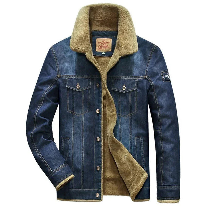 Mörkblå varm isolerad herrjacka i klassisk design, perfekt för vintern. Elegant ytterplagg för herrmode.