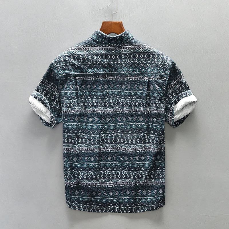 Modell bär avslappnad mörkblå herrskjorta med unikt vintagetryck, sommarstil.