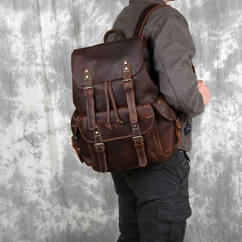 Funktionell herrryggsäck i mörkbrun vintage design. Bekväma, justerbara axelremmar för komfort.