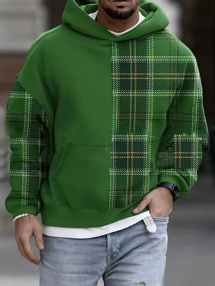 Bekväm herrhoodie i mörkgrönt rutigt mönster. En avslappnad tröja för fritid och vardag.