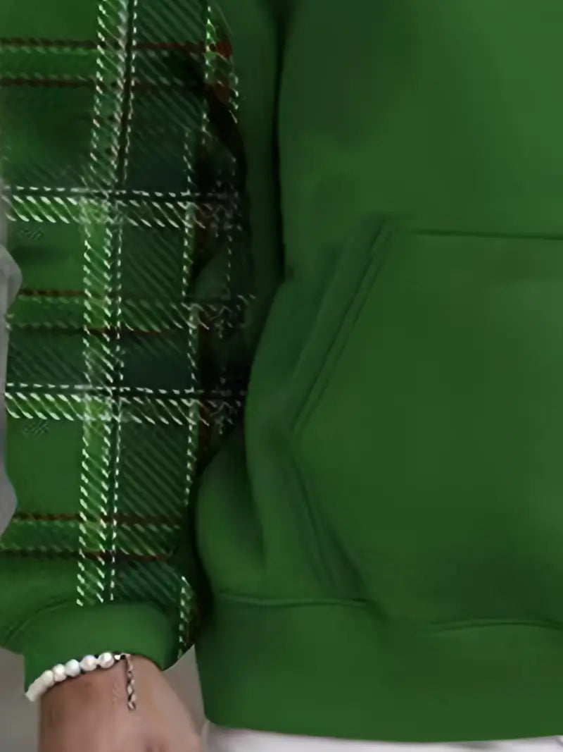 Stilren mörkgrön herrhoodie med rutigt mönster. Avslappnad fritidströja för komfort och stil.