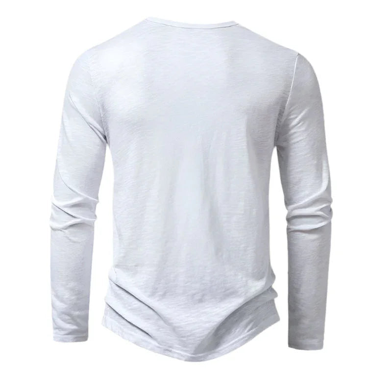 Stilren vit långärmad pikétröja. Elegant herrpolo, passar både casual och finare.