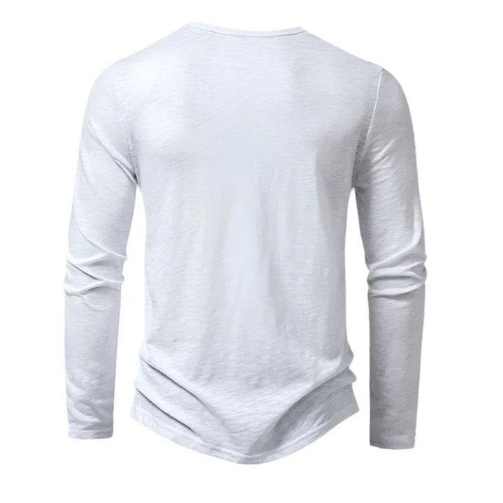 Stilren vit långärmad pikétröja. Elegant herrpolo, passar både casual och finare.