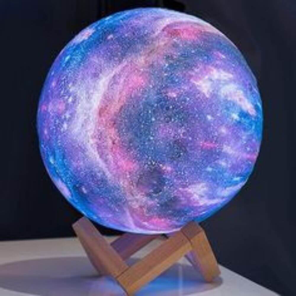 Avancerad 3D-printad månlampa med energieffektiv LED-teknik. Välj bland 16 färger med fjärrkontroll.
