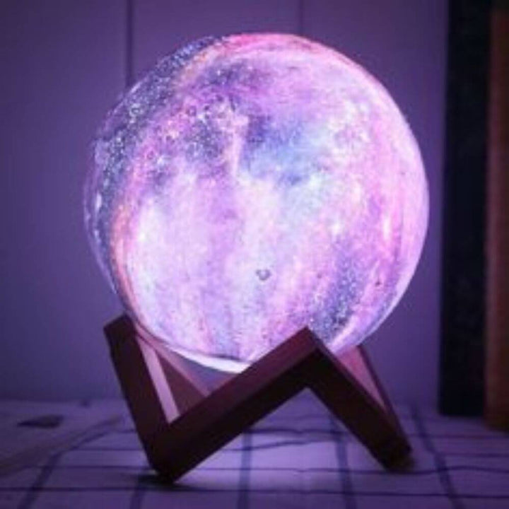 Modern inredningsdetalj: 3D månlampa som dekorativ belysning. 16 färger och fjärrkontroll för perfekt atmosfär.