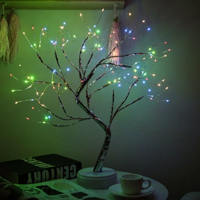 Dekorativ LED-lampa i form av ett träd, idealisk för julbelysning och att skapa en sagolik atmosfär.
