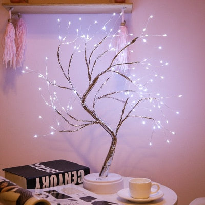 Elegant LED-trädlampa som bordslampa. Modern design och mjukt ljus för avkopplande inomhusbelysning.