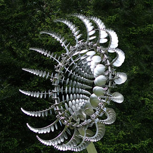 Elegant metallväderkvarn, handgjord vindsnurra för vacker trädgårdsdesign.