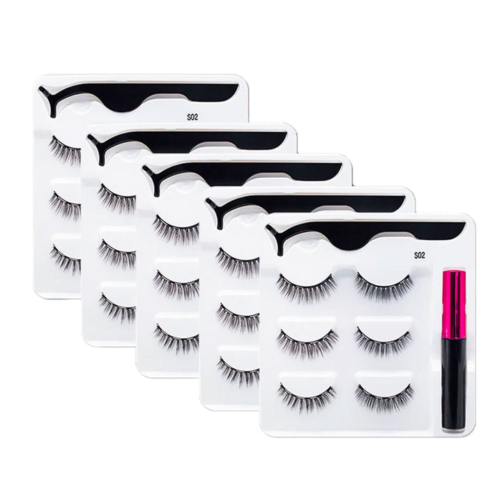 Magnetiskt ögonfransset med eyeliner för enkel applicering av lösögonfransar, närbild på ögon.