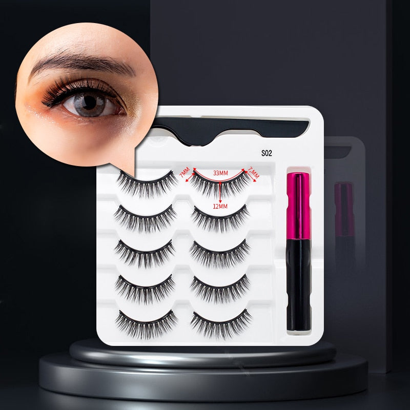 Magnetiska lösögonfransar och eyeliner-flaska set, redo för snabb och vattentät applicering.