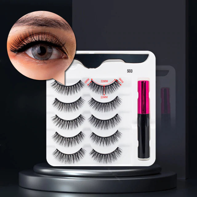 Detaljbild på magnetisk eyeliner och ett par återanvändbara lösögonfransar för ögonsmink.