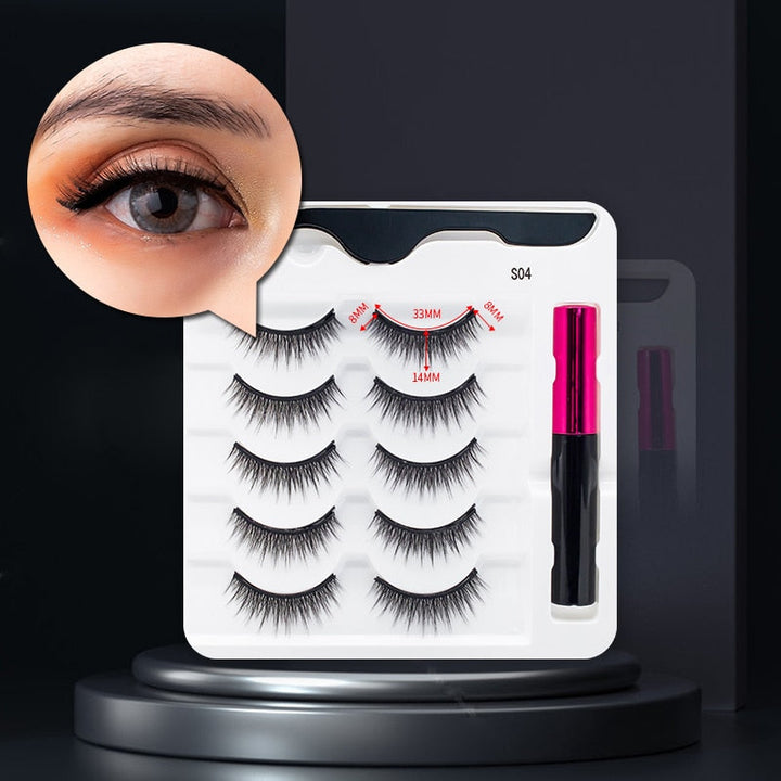 Skönhetsprodukter: Magnetiskt ögonfransset med eyeliner, synligt förpackade och redo att användas.