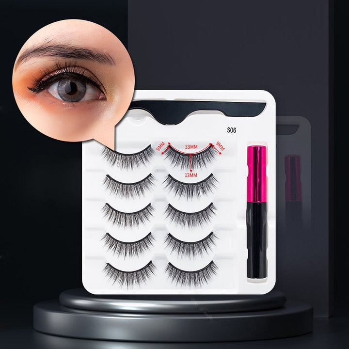 Öppnad förpackning med magnetiska ögonfransar och tillhörande flytande eyeliner för smink.