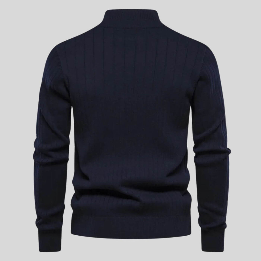 Närbild av den mjuka texturen på en grå komforttröja för män. Perfekt för höst- och vårmode.