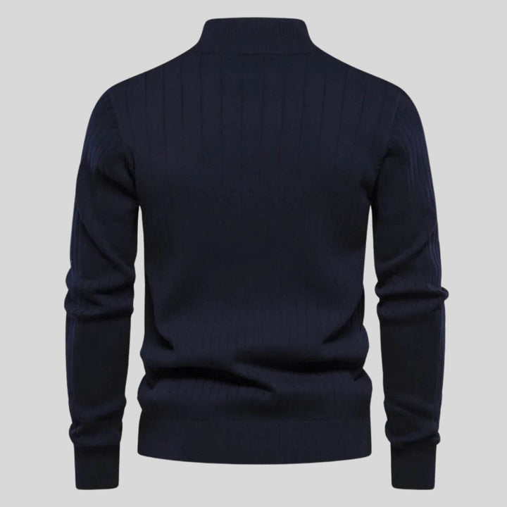 Närbild av den mjuka texturen på en grå komforttröja för män. Perfekt för höst- och vårmode.