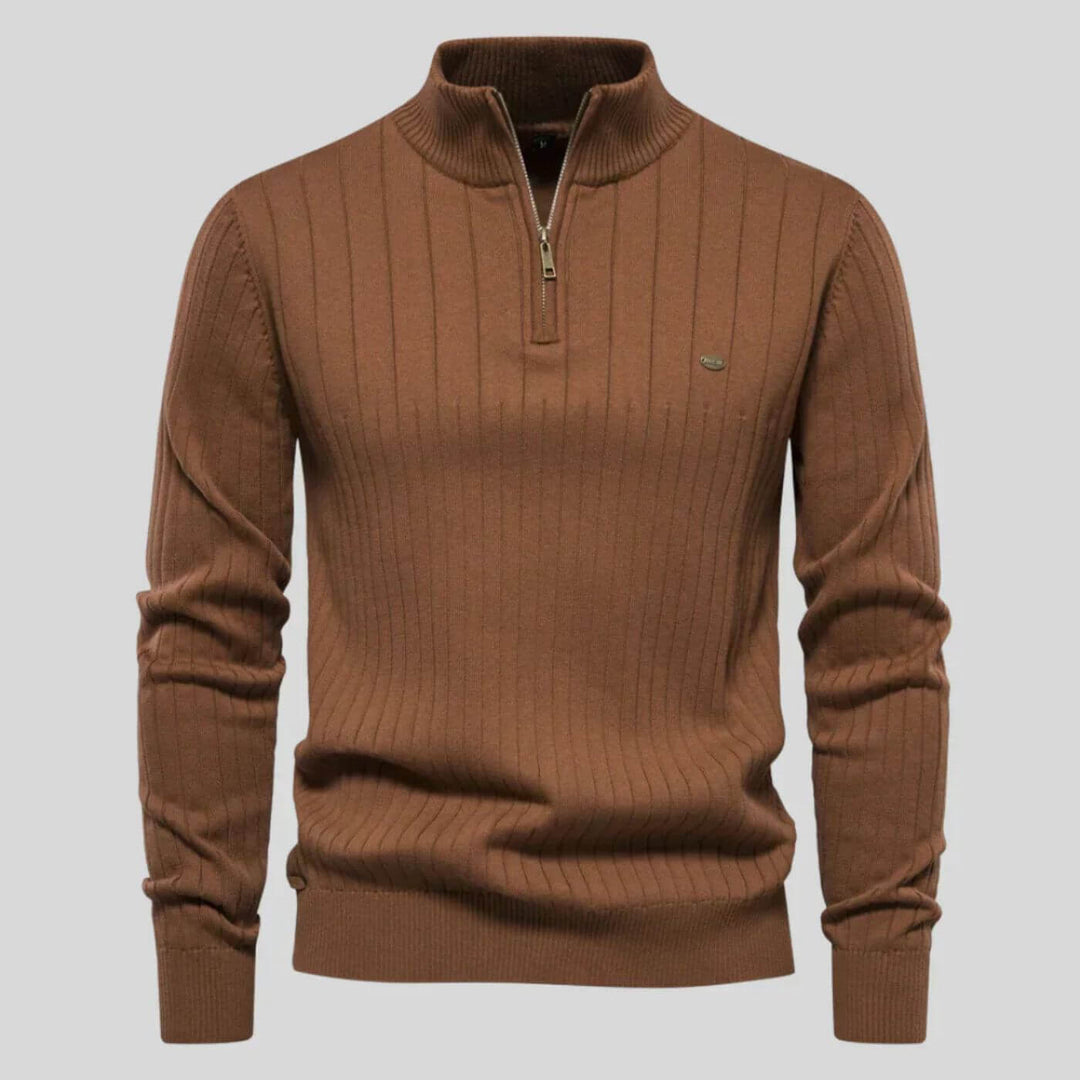 Man står utomhus i en bekväm herrtröja, som passar både höst och vår. Avslappnad och modern look.