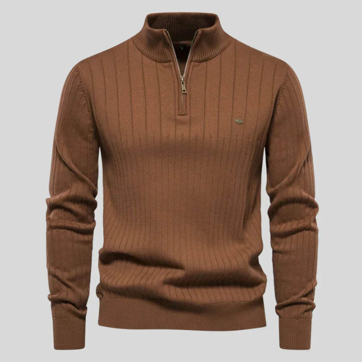 Man står utomhus i en bekväm herrtröja, som passar både höst och vår. Avslappnad och modern look.