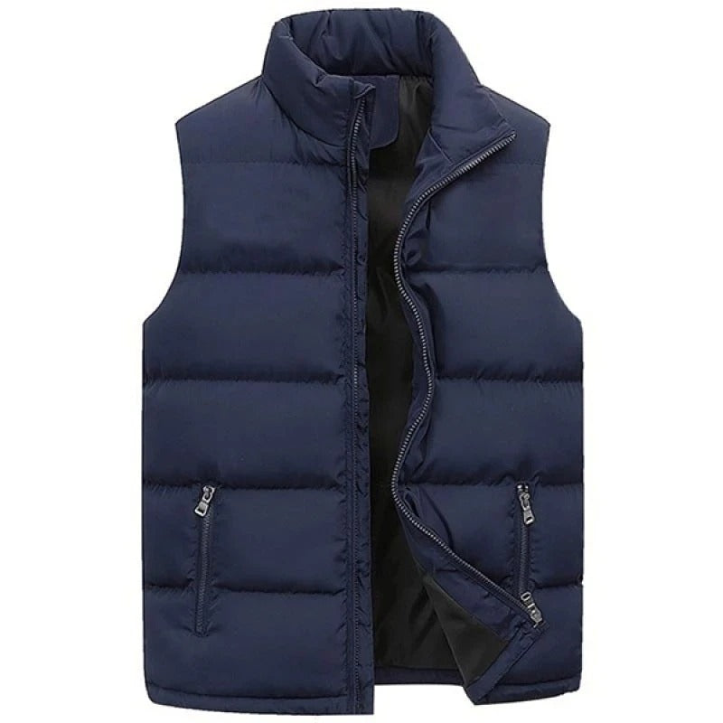 Man i svart ärmlös bodywarmer vinterväst, poserar utomhus, för fritidsbruk.