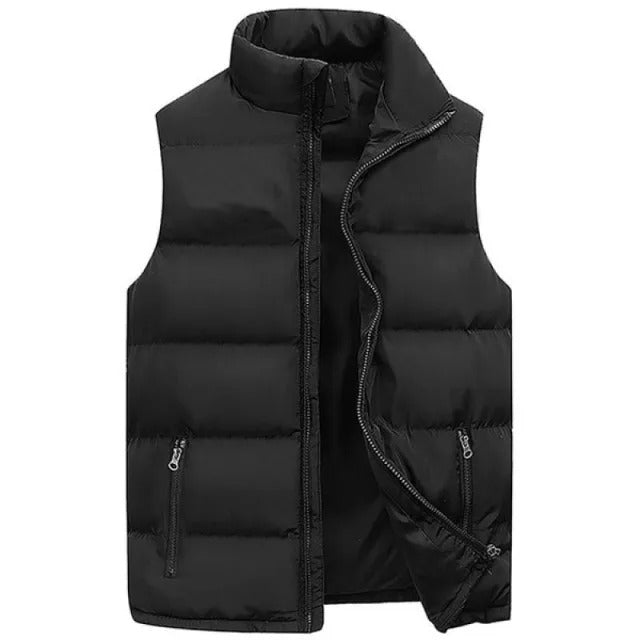 Bakifrån bild av man som bär grå ärmlös bodywarmer väst under kallt väder.