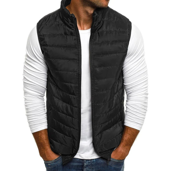 Mäns quiltad ärmlös bodywarmer väst i klassiskt svart, perfekt för höst och vinter.