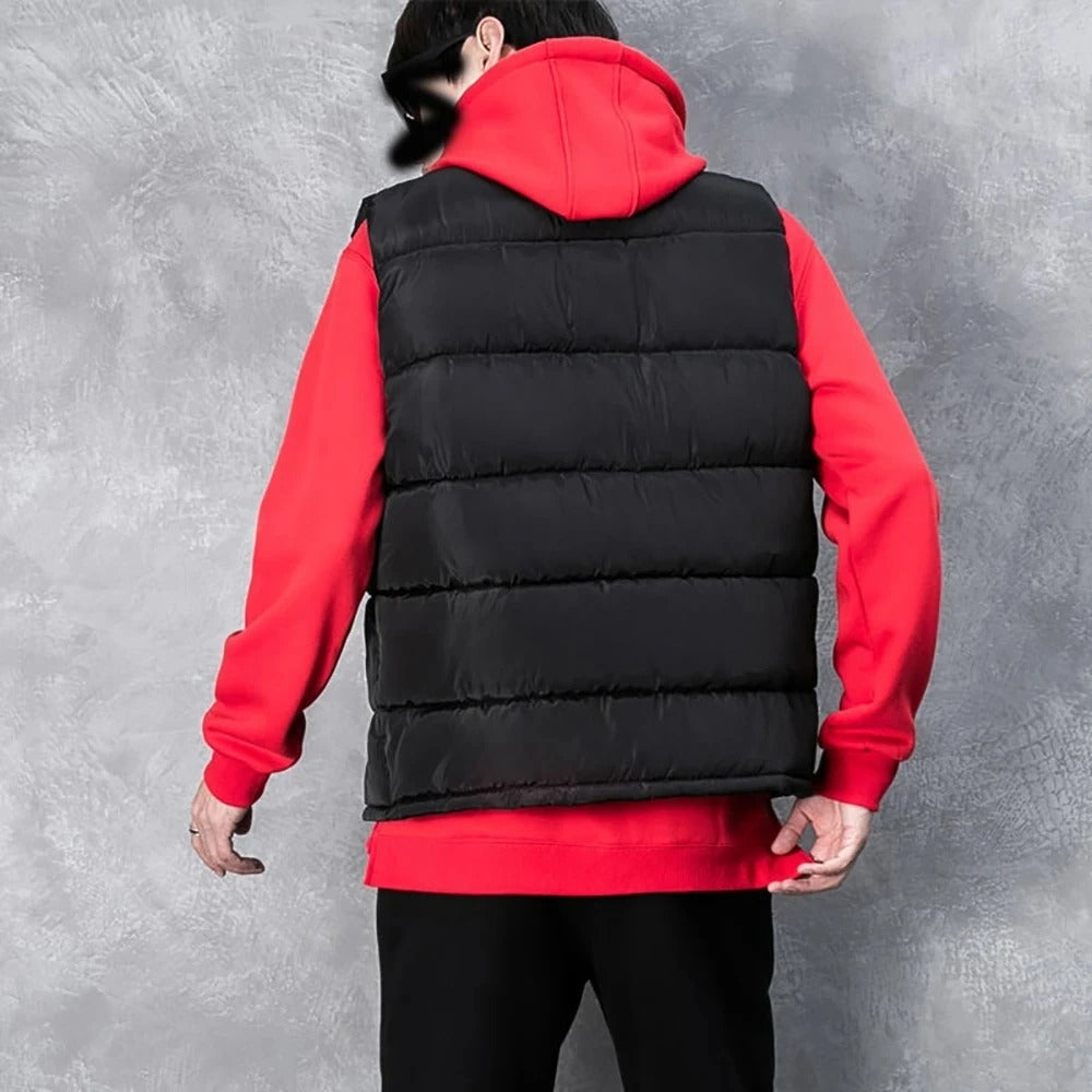 Produktbild: Flera färger av mäns ärmlösa bodywarmer västar upphängda, vintermode.