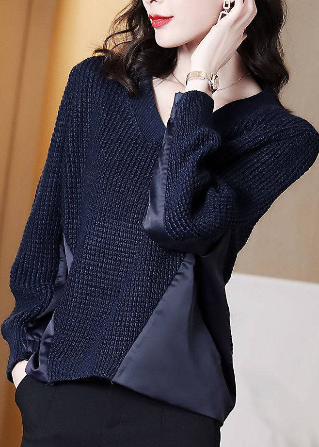 Bekväm asymmetrisk kvinnors tröja i patchwork-design. Idealisk marinblå pullover för vardagsbruk.