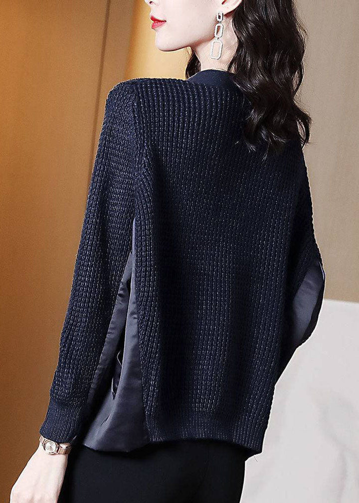 Kvinnors asymmetrisk marinblå pullover i patchwork, stylad för vintervärme. Mångsidig och stilren damkläder.
