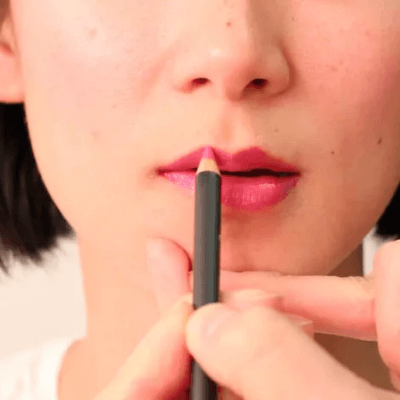 Detaljbild av matt läpplinerset. Förbättra din makeup med vattenfast läppenna för perfekt läppkontur.