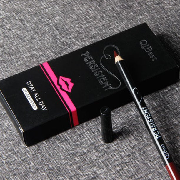 Matt läppennaset för kvinnor. Vattenfast formula för hållbara, fylliga läppar och enastående makeup-resultat.