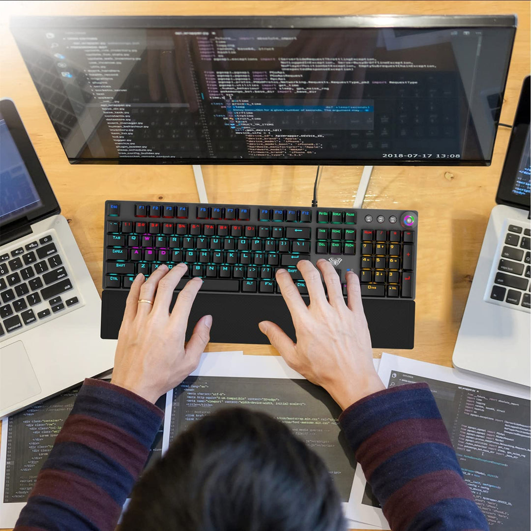 Svart mekaniskt RGB tangentbord med handledsstöd, optimerat för långa gaming-pass och komfort.