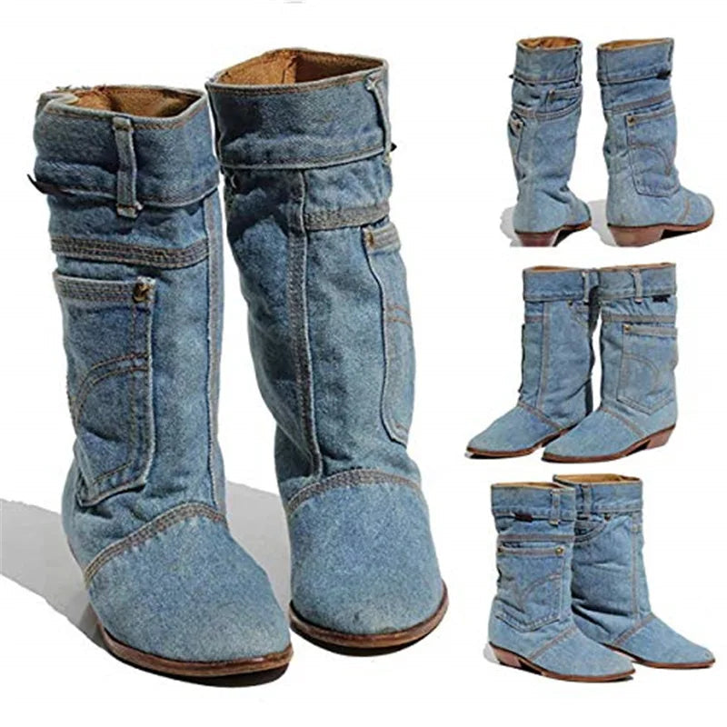 Bekväma kvinnors stövlar i jeans med rund tå, veckad design och platt klack, idealiska för vardagsbruk.