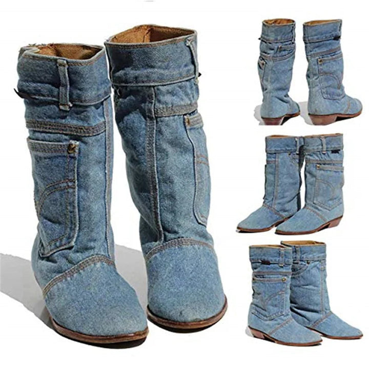 Bekväma kvinnors stövlar i jeans med rund tå, veckad design och platt klack, idealiska för vardagsbruk.