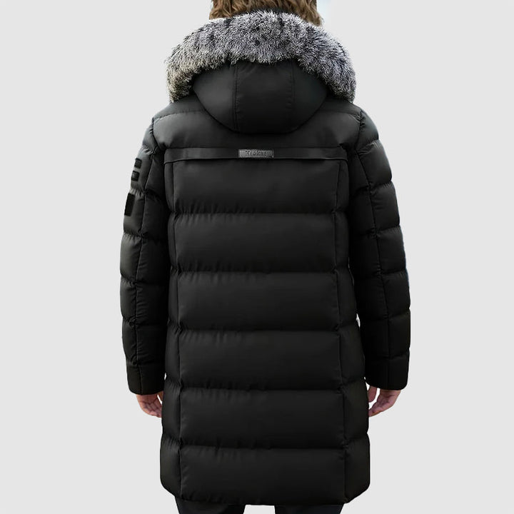 Stilren mellanlång herrjacka i pufferdesign med avtagbar huva, idealisk som varm vinter- eller höstjacka.