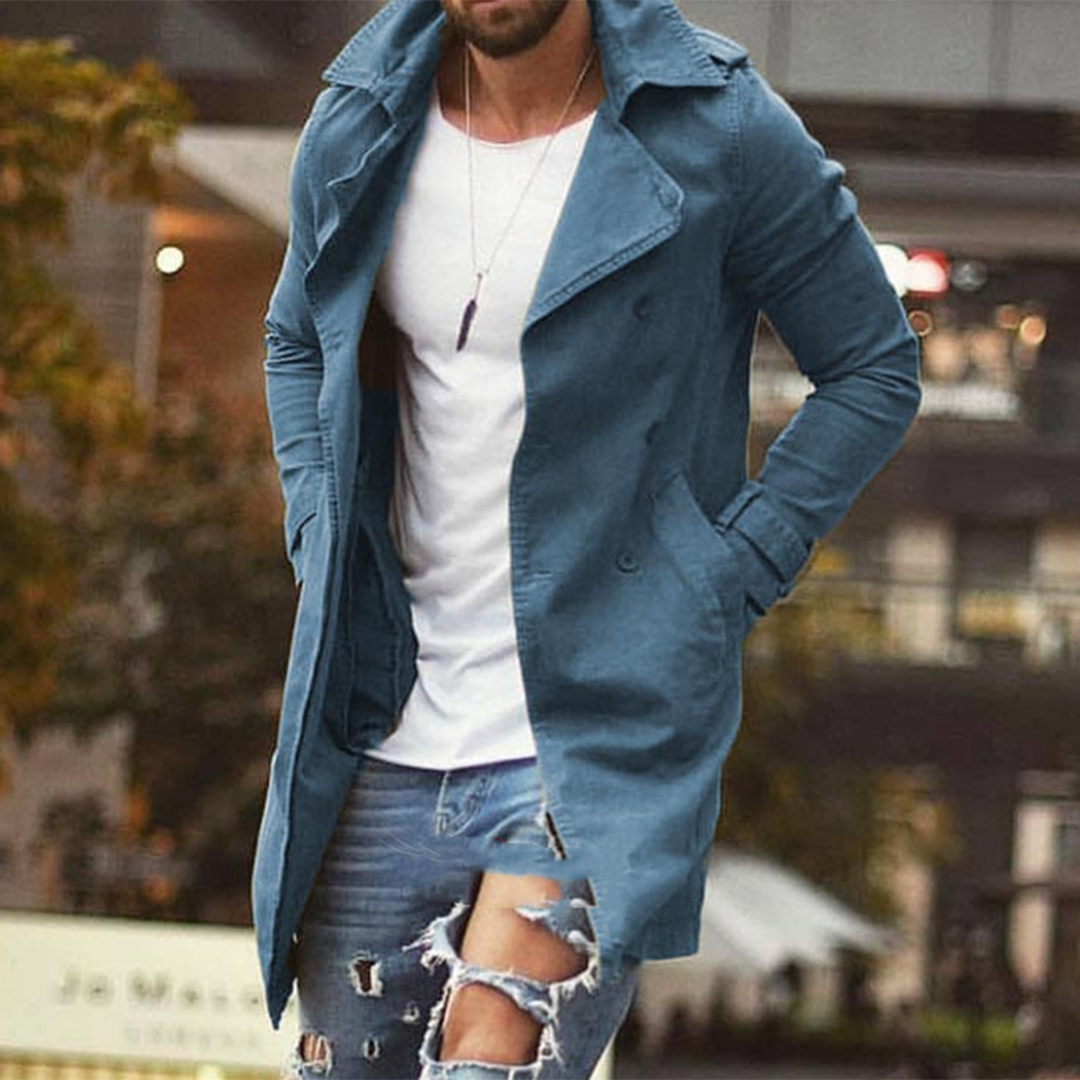 Modern enkelknäppt herrjacka, mellanlång och slim fit. Perfekt som stilren vår- eller höstjacka för män.