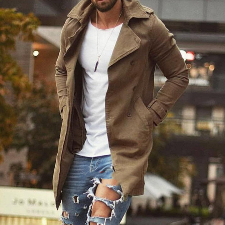 Stilren mellanlång herrjacka i slim fit, perfekt för en elegant kontorsstil eller modern vardagslook.