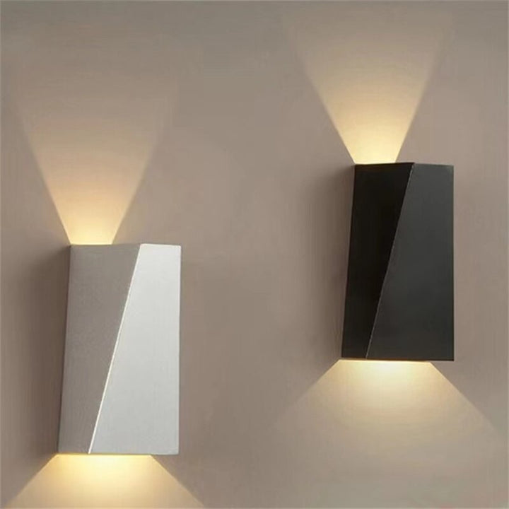 Minimalistisk geometrisk LED vägglampa i järn för modern heminredning. Energieffektiv accentbelysning inomhus.