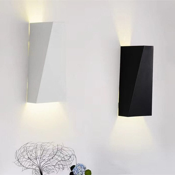 Modern geometrisk LED vägglampa som elegant inomhuslampa. Perfekt för minimalistisk design i ditt hem.