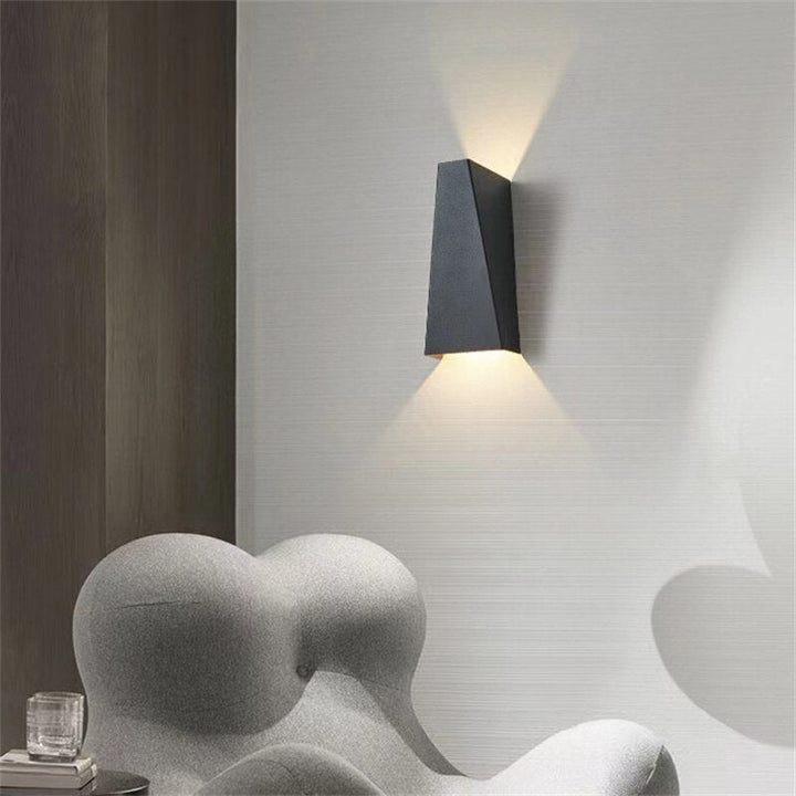 Stilren vägglampa i svart järn med energieffektiv LED-belysning. Geometrisk modern design för hemmet.