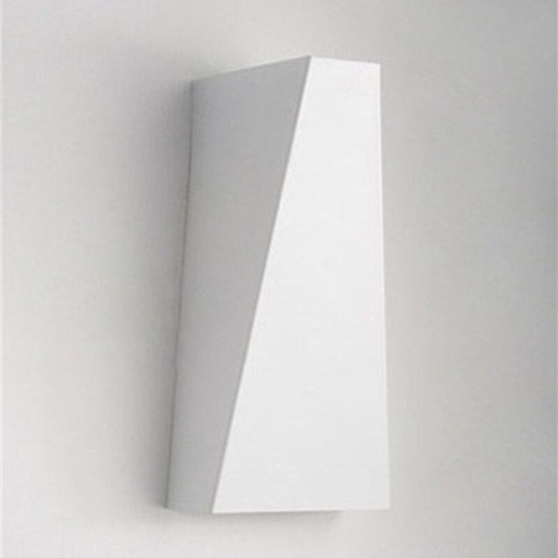Geometrisk LED-vägglampa, modern accentbelysning. Minimalistisk design i järn som skapar stämningsfullt ljus.