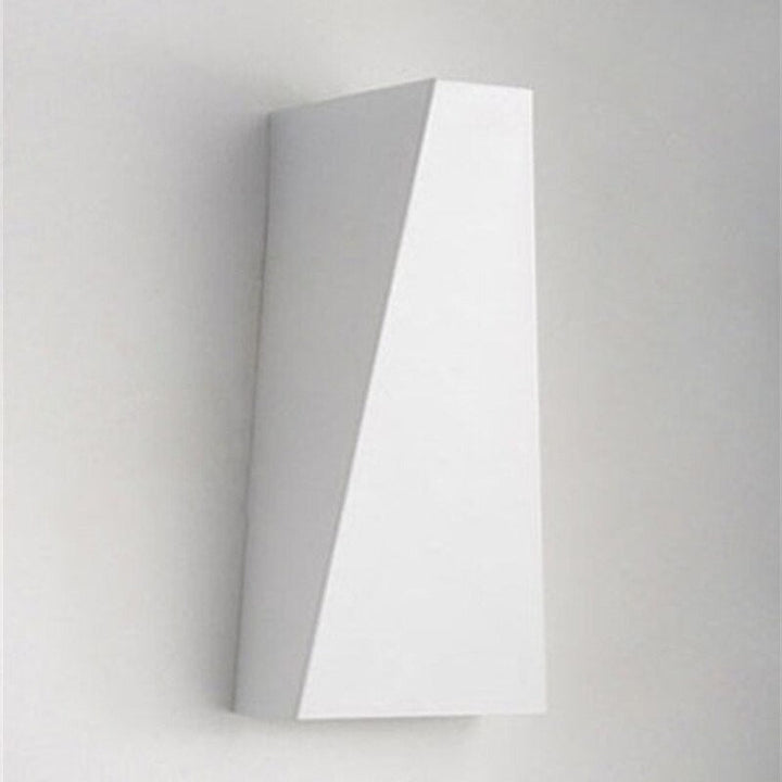 Geometrisk LED-vägglampa, modern accentbelysning. Minimalistisk design i järn som skapar stämningsfullt ljus.