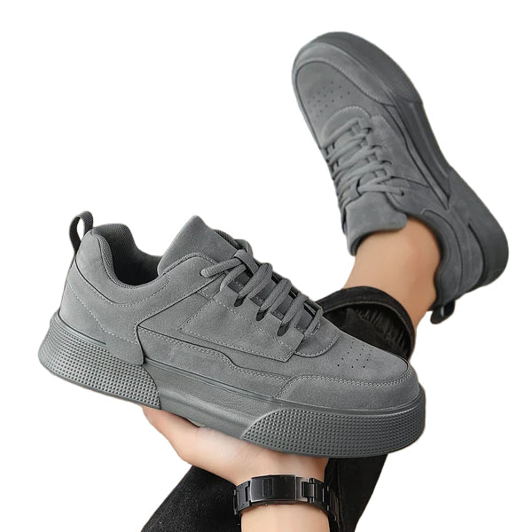 Minimalistisk grå herr-sneaker, stilren & bekväm vardagssko. Perfekt för modern, avslappnad herrstil.