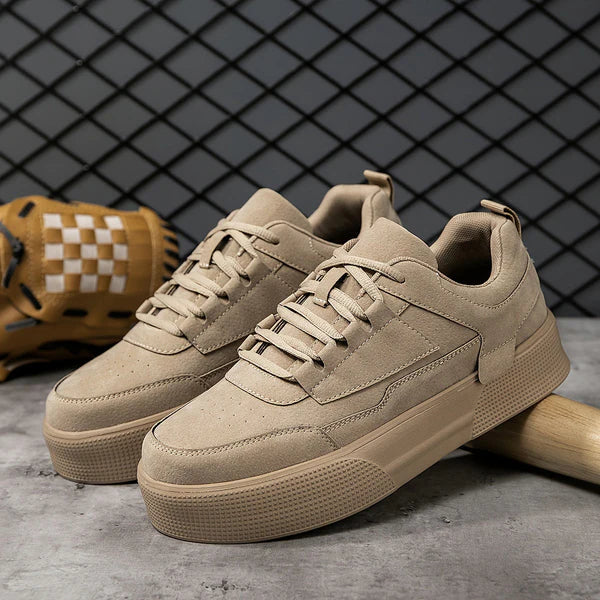 Stilren minimalistisk herr-sneaker i svart, designad för komfort & vardagsbruk. Bekväm & modern herrsko.