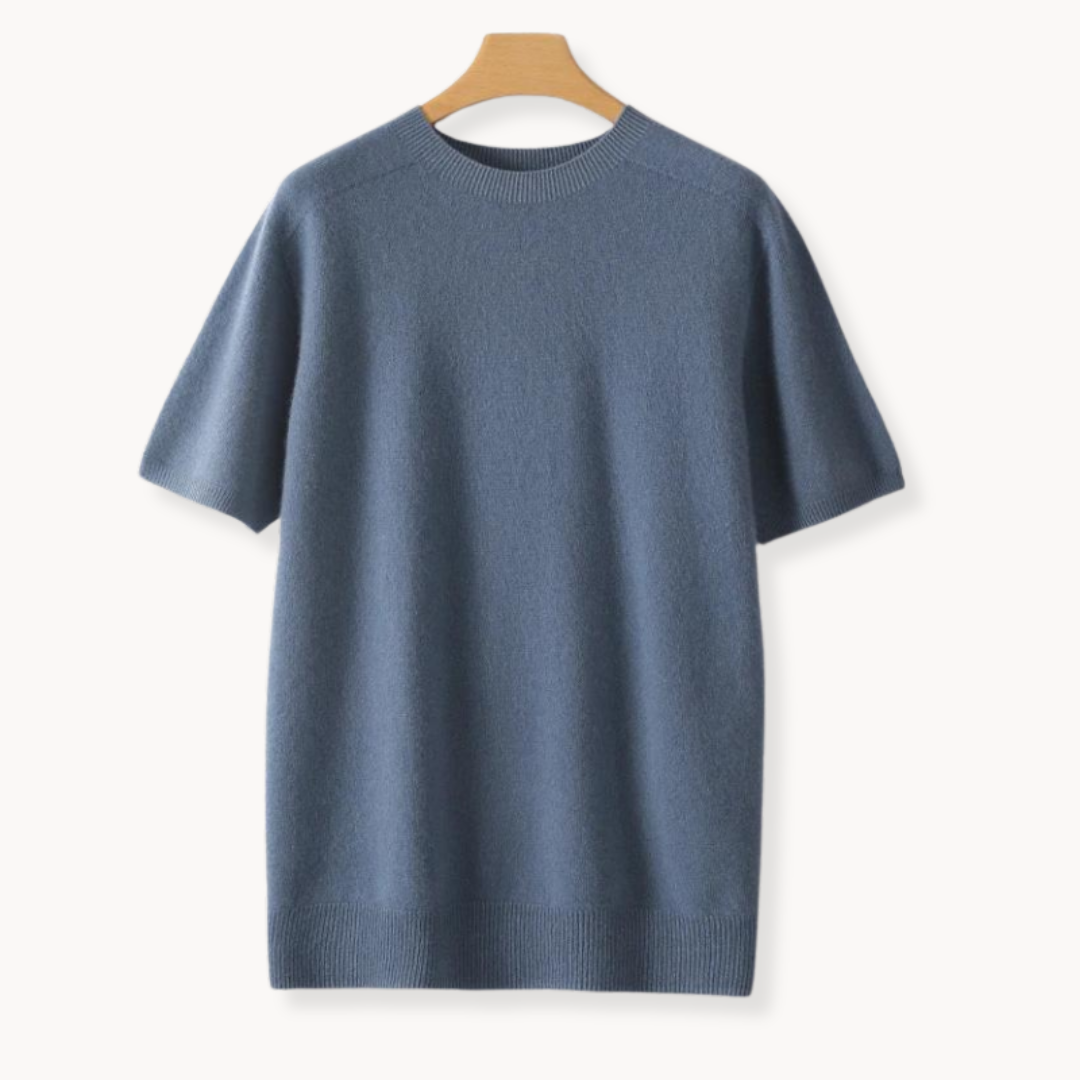 Man bär en bekväm, stilren herr t-shirt, perfekt för en minimalistisk vardagsstil på våren/sommaren.
